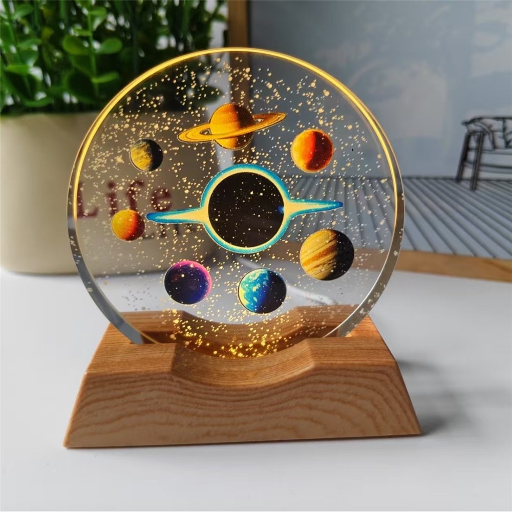 3D kristály LED lámpa 8 cm fa talppal - Fekete lyuk és bolygók