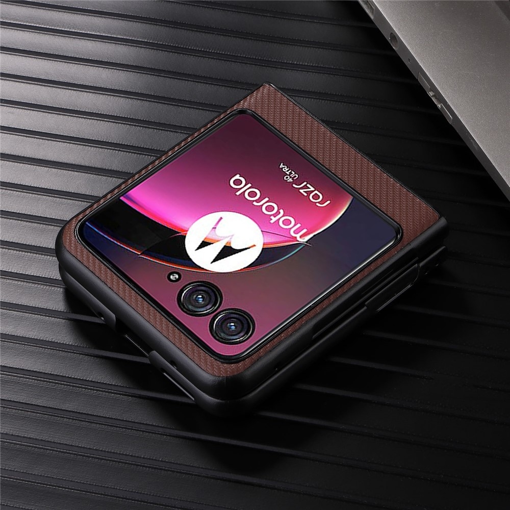 Textúrás műanyag borítás műbőrrel a Motorola Razr 40 Ultra 5G készülékre - barna