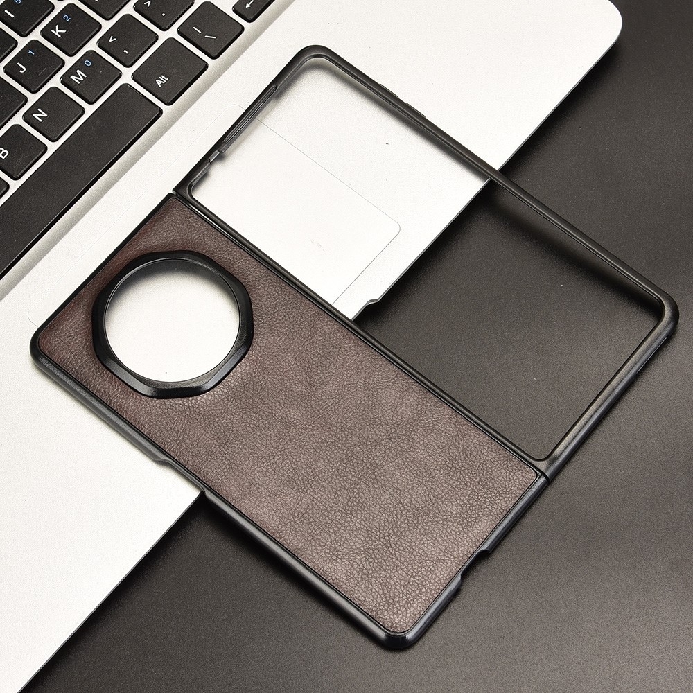 Textúrás műanyag tok műbőrrel Honor Magic V3-hoz - barna