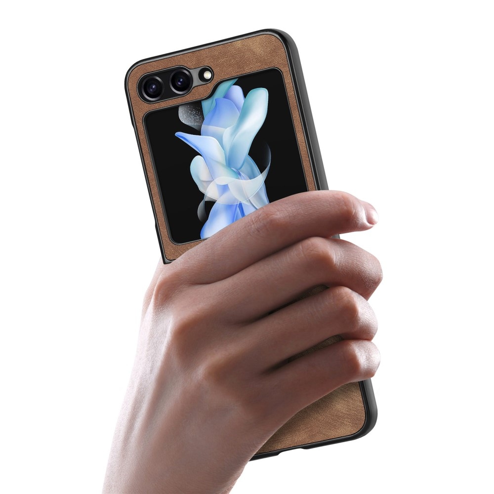 Vintage műanyag borítás műbőrrel Samsung Galaxy Z Flip6 5G - barna