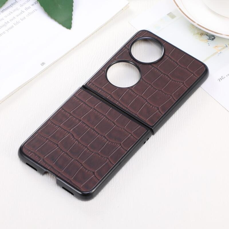 Műbőrrel borított kroko műanyag borítás a Huawei P50 Pocket készülékhez - barna