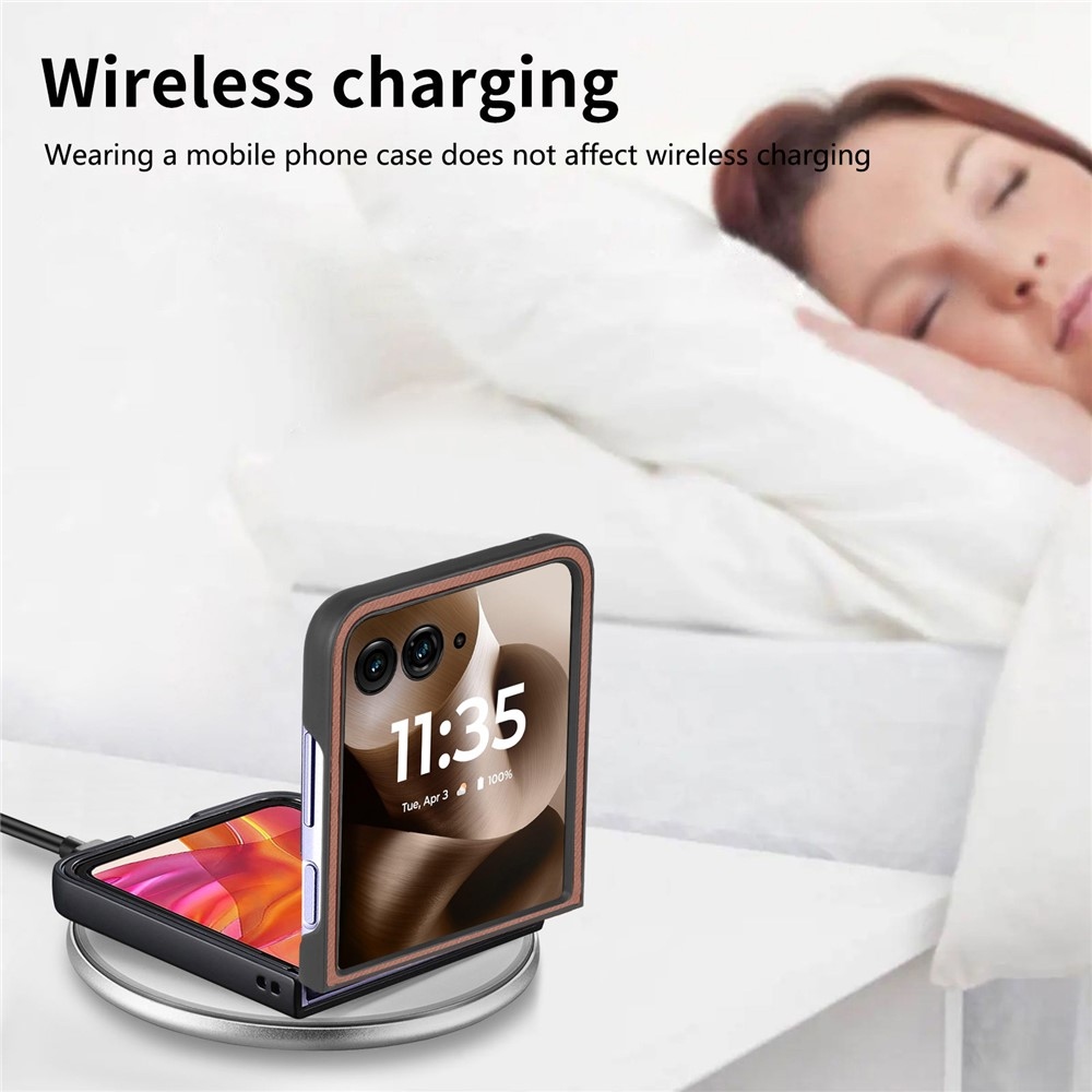 Denim műanyag borítás műbőrrel és MagSafe-rel a Motorola Razr 60 Ultra 5G készülékhez - barna színben