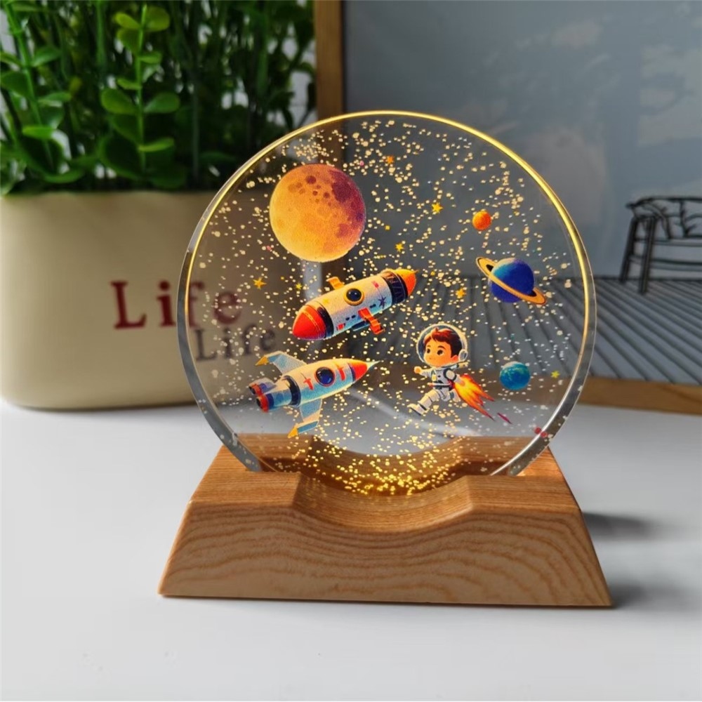 3D kristály LED lámpa 8 cm fa talppal - Űrkaland