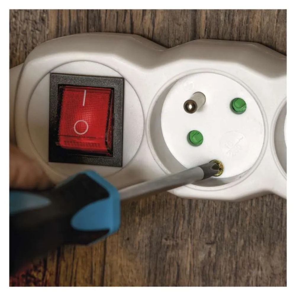 Hosszabbító kábel 2 m / 3 aljzat / kapcsolóval / fehér / PVC / 1 mm2