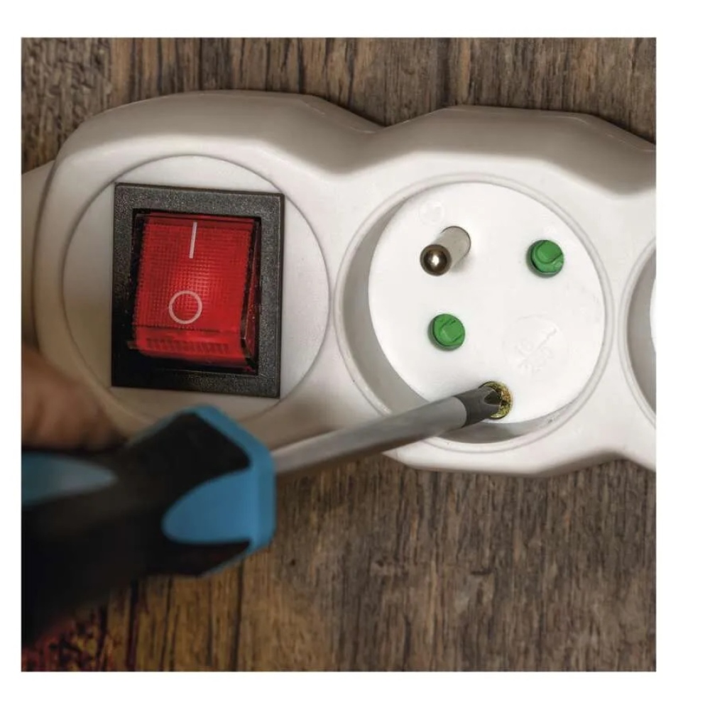 Hosszabbító kábel 3 m / 3 aljzat / kapcsolóval / fehér / PVC / 1 mm2