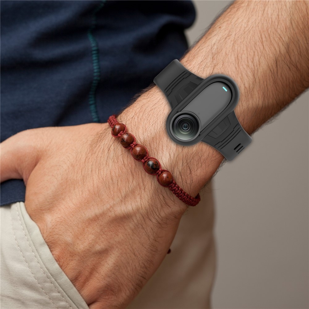 Sötétkék szilikon keret állítható csuklópánttal az Insta360 GO 3, GO 3S vagy GO 2 kamera biztonságos csuklóra rögzítésére.