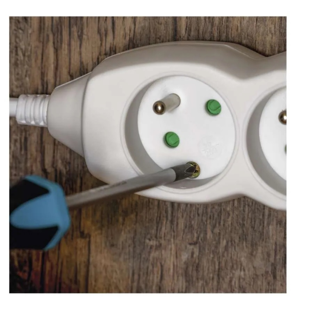 Hosszabbító kábel 1,5 m / 3 aljzat / fehér / PVC / 1 mm2