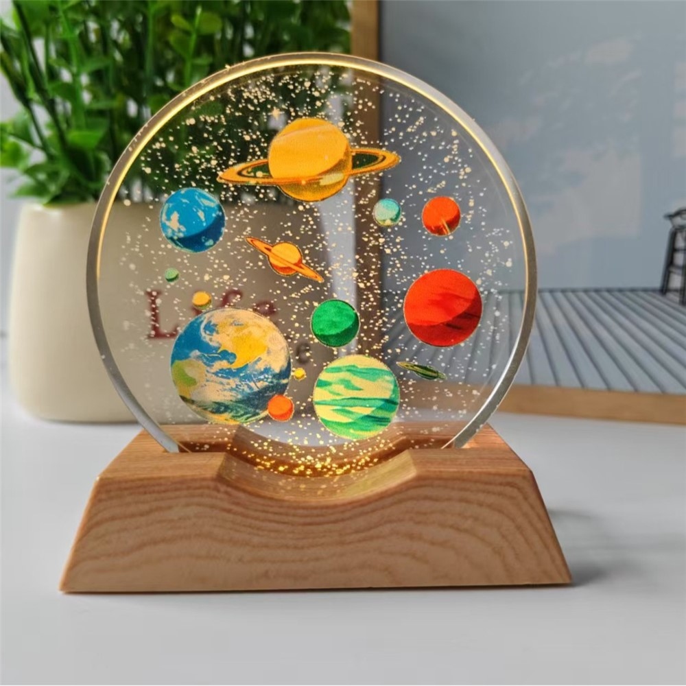 3D kristály LED lámpa 8 cm fa talppal - Színes bolygórendszer