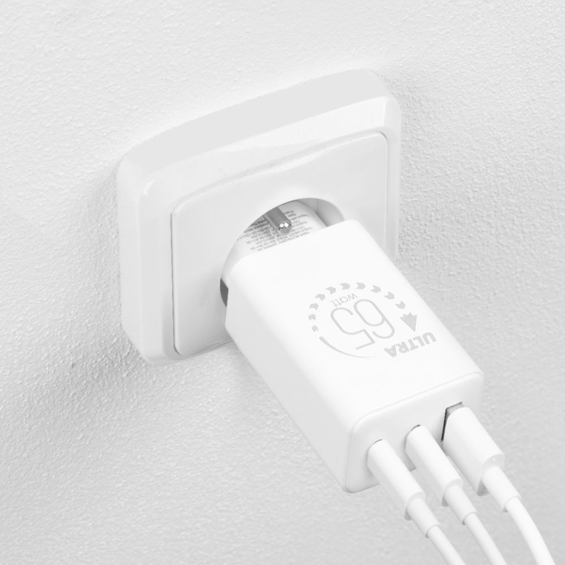 Csomag:ME GaN utazási töltő USB-A + 2xUSB-C 65W Fehér