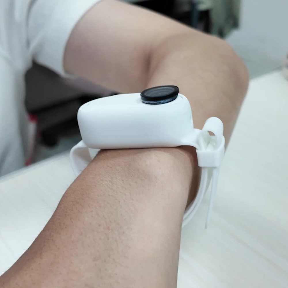 Szilikon védőtok állítható pánttal Insta360 GO 3S-hez - fehér