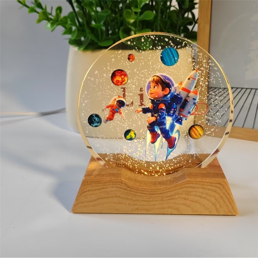 3D kristály LED lámpa 8 cm fa talppal - Űrhajós az űrben