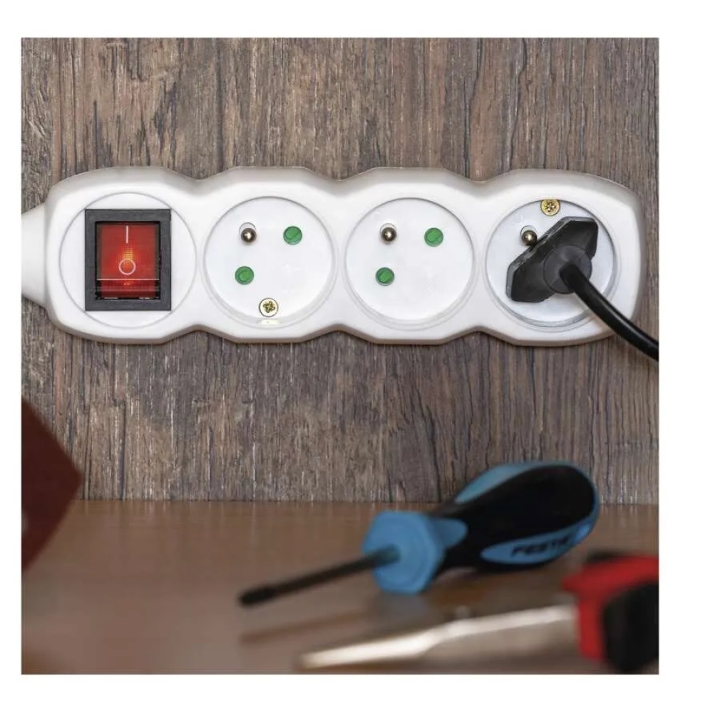 Hosszabbító kábel 3 m / 3 aljzat / kapcsolóval / fehér / PVC / 1 mm2